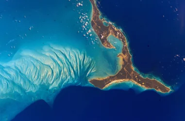 Isla Eleuthera, Bahamas, 2002. Las formaciones submarinas al oeste de la isla están hechas de arena de carbonato de calcio erosionada de los arrecifes de coral y depositada en dunas por las corrientes oceánicas. Crédito NASA. Ciencia Tierra